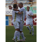 Yahvé, izquierda, abraza al goleador culturalista Jito.