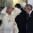 El papa Francico pierde su gorro al bajar del avión, este jueves en Manila.