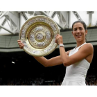 La tenista española, Garbiñe Muguruza, sostiene entre sus manos el trofeo de campeona de Wimbledon. DAVID RAMOS