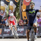 Lobato celebra su victoria en la primera etapa de la vuelta.