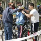 Varios miembros de la organización ayudan a una participante