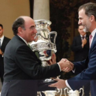 El rey Felipe VI entrega la Copa Stadium a Ignacio Galán, presidente de Iberdrola.