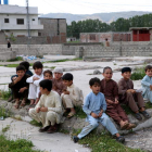 Niños sentados sobre las ruinas demolidas donde fue asesinado Bin Laden en su décimo aniversario en Abbottabad (Pakistán). SULTÁN DOGAR