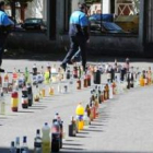 Las bebidas incautadas son destruidas por parte de la Policía Local al mezclarlas con un absorbente.