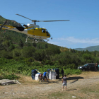 Helicóptero acarreando los 3.200 kilos de material para el refugio en el entorno de Susañe del Sil.