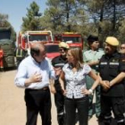 Juan Vicente Herrera y Carme Chacón dialogan durante su visita a la zona del incendio