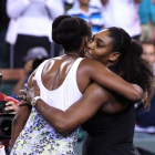 Las hermanas Williams se abrazan tras el partido.