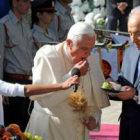 Benedicto XVI come una pieza de fruta que le ofrece el presidente de Israel, Simón Peres