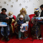 Los tres Reyes Magos con un grupo de niños y sus juguetes, ayer en Cruz Roja León.