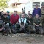 Cazadores y piezas abatidas posan juntos al término de la cacería