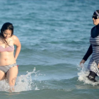 Una mujer con burkini en una playa de Túnez