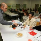 Jesús Ángel Velado, de Gordonzello, sirve uno de sus vinos a los participantes en la cata organizada