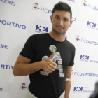 Borja Valle posa el día de su fichaje por el Deportivo. CABALAR