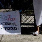 Una pancarta muestra la oposición a la ley antimigrante de Arizona durante una protesta.