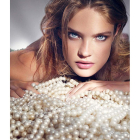 Gargantilla de brillantes con piedras preciosas de principios de siglo de la joyería Bárcena. Abajo, sortija con brillantes y zafiros, también de Bárcena.