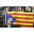 Eurodiputados posan con una bandera estelada durante el debate pactado por la mayoría de grupos políticos con el enunciado "Estado de Derecho, Constitución y Derechos Fundamentales en España, a la luz de los acontecimientos en Cataluña"