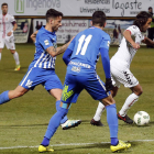 Ríos Reina, a la izquierda disfrutó de sus primeros minutos como jugador de la Ponferradina después de concretarse su llegada en los últimos días. MARCIANO PÉREZ