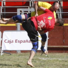 Varios luchadores descansan a la espera de su oportunidad .