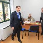 Carlos López Riesco y Luis Antonio Moreno, durante la visita a las nuevas dependencias de los servicios sociales, en El Temple.