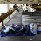 Inmigrantes duermen bajo un puentre en Ventimiglia, en el noroeste de Italia, junto a la frontera francesa, el 14 de junio.