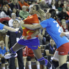 La jugadora canaria Marta Mangué arma el brazo con decisión para lanzar a la portería turca después de encontrar un hueco en la defensa rival.