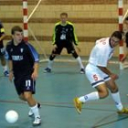 Manolo, en el centro, igualaría la contienda para el equipo leonés ante la escuadra coruñesa
