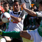 Aller, a la derecha, se lleva un balón ante un jugador rival.