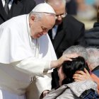 El papa Francisco, durante uno de sus actos, saluda a un grupo de enfermos.