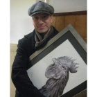 El mallorquín Eduardo Sánchez con uno de sus dibujos.