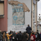 Un grupo de vecinos asiste a la inauguración del mural ‘Ciudades de gente valiente’ en Irpin. SERGEY DOLZHENKO