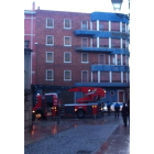 El edificio vallado el 16 de enero y protegido de nuevo ayer.