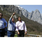 El alcalde de Posada, Tomás Alonso, señala un paraje a Emilio Orejas, en presencia del diputado Francisco García