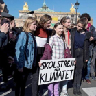 La activista sueca Greta Thunberg sostiene una pancarta junto a varios estudiantes franceses que participan en una marcha contra el cambio climático en París, el 22 de febrero.