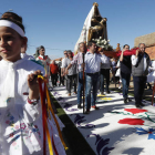 Los danzantes flanquean a la Virgen al pasar por la alfombra floral. JESÚS F. SALVADORES