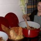 La señora María preparaba ayer con ilusión los platos