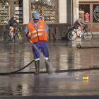 El Ayuntamiento apuntó ayer que se han reducido los baldeos de las calles. DL