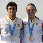 Kevin Viñuela junto a Xisca Tous en lo alto del podio con la medalla de oro lograda en la prueba de relevos mixto en acuatlón de los Juegos Mundiales. KONSTANTINOS TSAKALIDIS