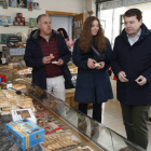 José Luis Nieto, Ester Muñoz y Alfonso Fernández Mañueco, en un comercio de la ciudad. RAMIRO