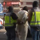 Una de las detenciones realizadas por la Policía Nacional este mes en Hospitalet de Llobregat. EFE