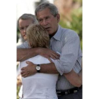 El presidente George W. Bush abraza a una mujer en Florida