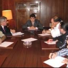 Riesco y su concejal de Urbanismo recibieron a una delegación de IU en el despacho del alcalde