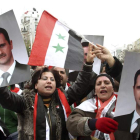 Manifestantes progubernamentales sirios sostienen fotos del presidente Bachar al Asad.