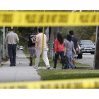 Los investigadores buscan pruebas en el escenario donde tuvo lugar el tiroteo.