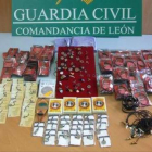 Objetos de artesanía incautados por la Guardia Civil.