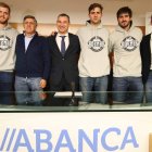 Abanca presentó en su oficina central su idea para hacer una fiesta el partido ante Cangas. RAMIRO