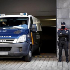El furgón policial con los cinco juzgados por violación sale de la Audiencia de Navarra, en Pamplona, el lunes.