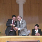 Roberto Canuria entrega el título de Hermano de la Cofradía a Gregorio Chamorro.