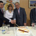 María Eugenio Gancedo recibe un presente de Antonio Ruiz, representante del Real Madrid