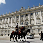 Agentes de la Policía Nacional, que forman parte del dispositivo de seguridad que blinda Madrid para que la proclamación del rey Felipe VI transcurra con normalidad y sin incidentes, patrullan a caballo y a pie por los alrededores del Palacio Real.