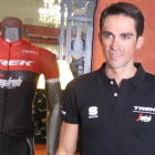 Alberto Contador, hoy, en Palma, junto a su nuevo maillot.